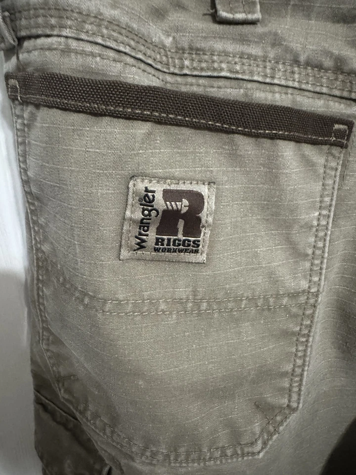 Calça cargo masculina de algodão cáqui Wrangler Riggs Workwear tamanho 35x30 - Imagem 3 de 4