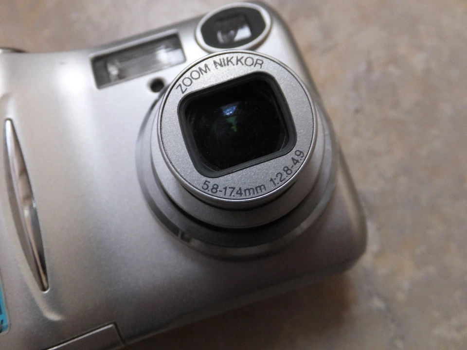 Nikon Coolpix 4100 4MP Digital Camera. f2,8 Lens. Fully Working. c/w Nikon Case - Image 4 of 4