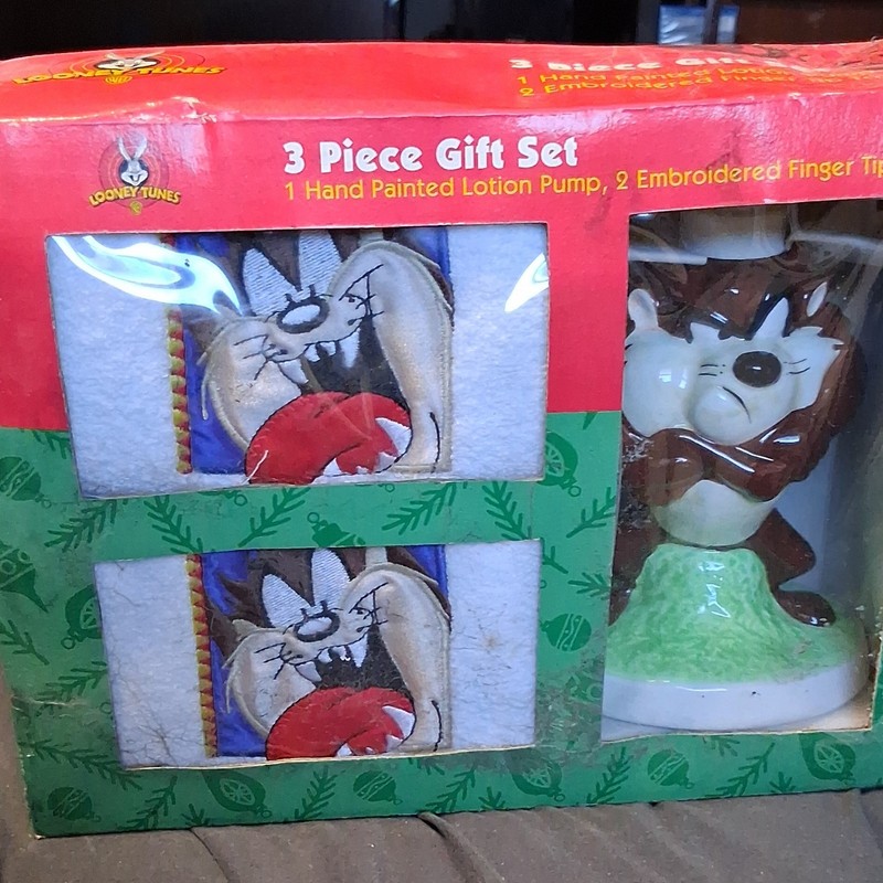 Jay Franco Looney Tunes Taz Hand Painted Lotion Pump + 2 Towels Gift Set 1999