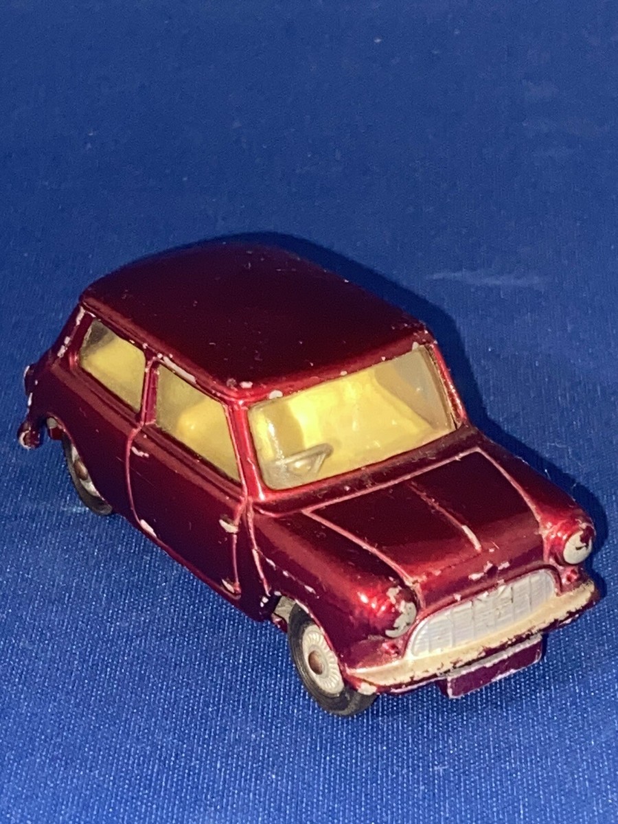 COLLECTABLE CORGI TOYS VINTAGE MORRIS MINI-MINOR MAROON COLLECTABLE CORGI TOYS VINTAGE MORRIS MINI-MINOR MAROON