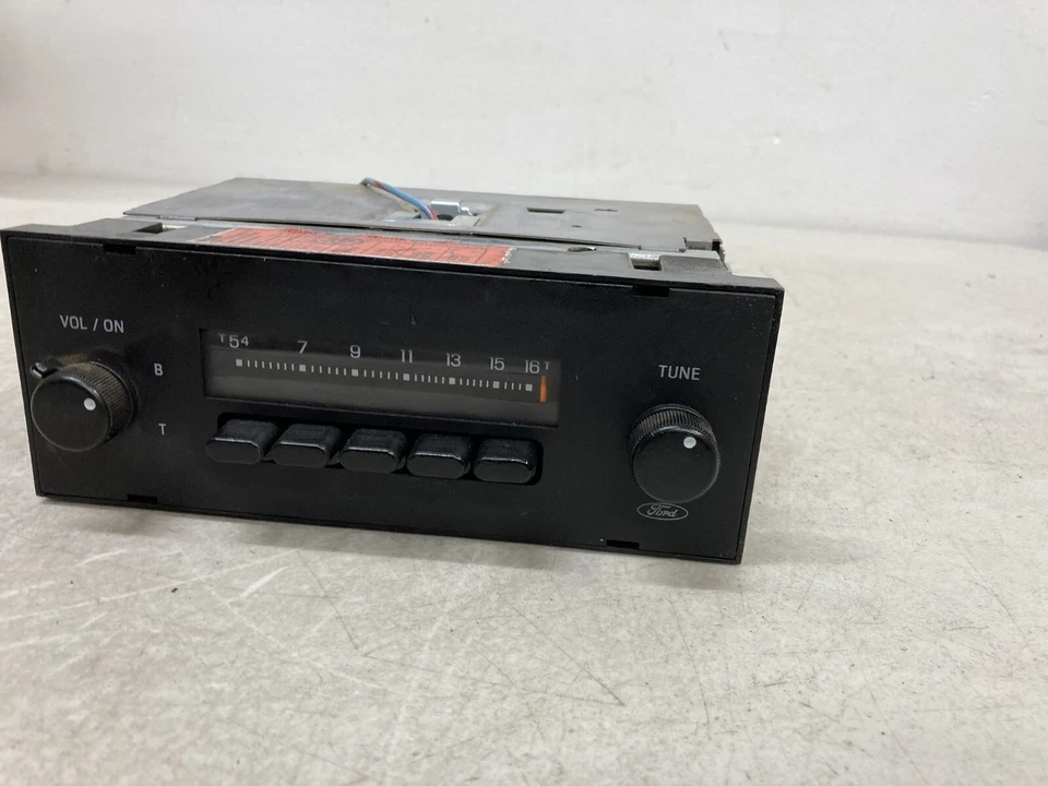 80-86 Ford Radio Escort EXP Mercury Lynx AM Push Button E5AF-18806-AA  Foto 3 de 4