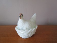 PETITE  POULE ANCIENNE  DANS SON PANIER EN OPALINE DE FOIRE BLANCHE