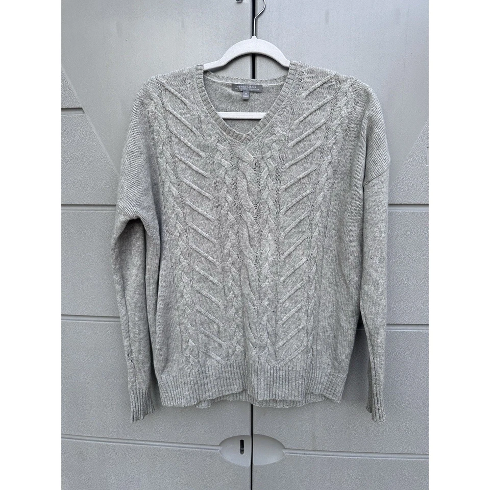 Neiman Marcus 100% Cashmere Grey Cable Knit V-Neck Mens Sweater Sz M Preppy Twee - Image 2 of 4