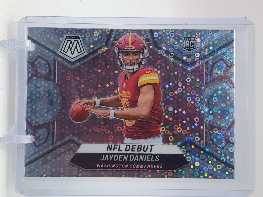 JAYDEN DANIELS 2024 MOSAIC NFL DEBUT ROOKIE NO HUDDLE PRIZM RC Q3758