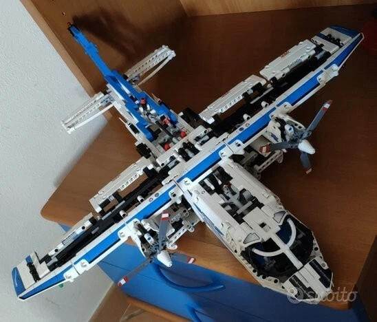 LEGO Technic 42025 Cargo Plane, foto 2 di 2