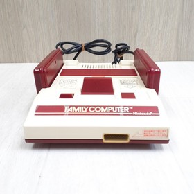 Nintendo Famicom Console Japan Boxed Bundle with 4 Mario Games 1983 NES HVC-001