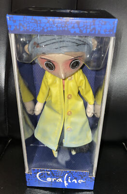 🔥🪆👀 CORALINE Prop Replica Doll in Raincoat Boots NECA/Laika