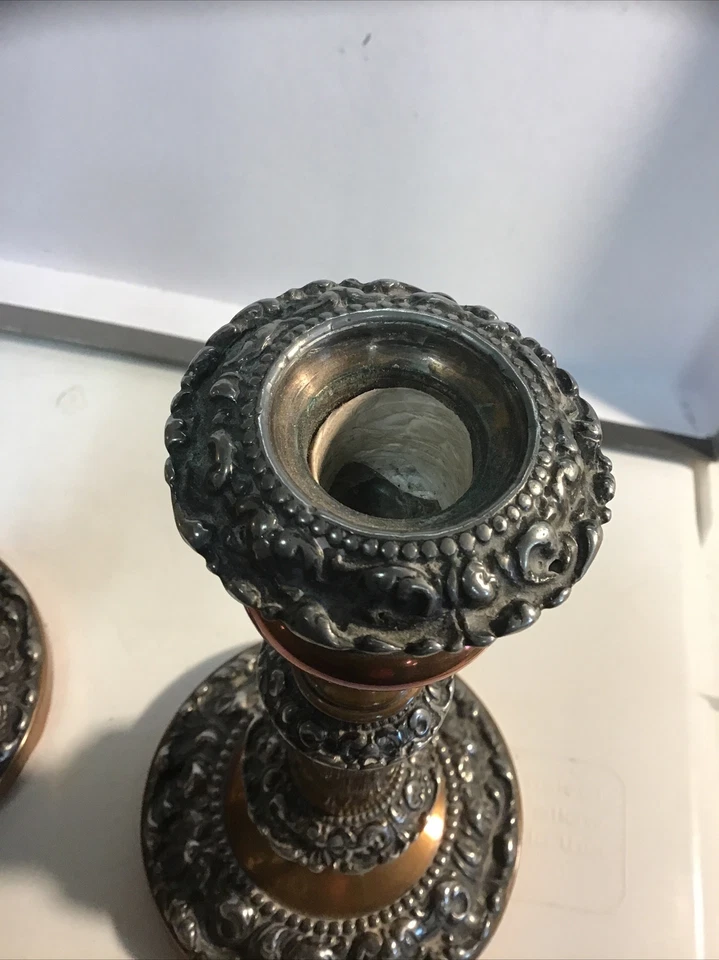 Par de candelabros antiguos de metal mezclado diseños de cobre y plata Foto 4 de 4