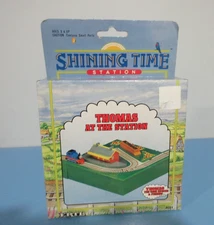 Thomas the Tank Engine -ERTL -Thomas At The Station -Miniature Train Playset NEW