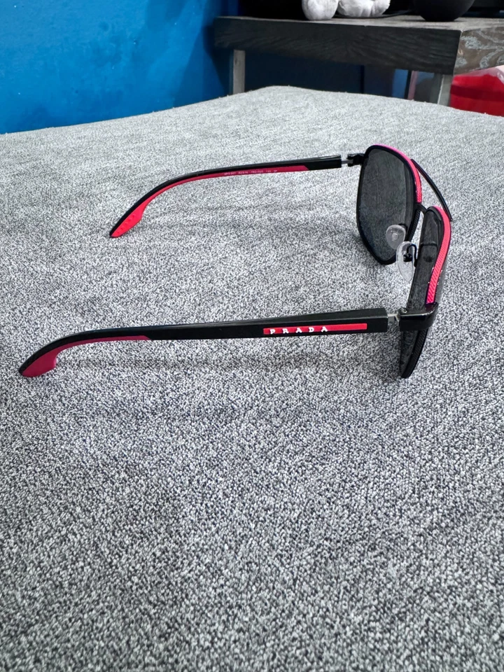 Gafas de sol Prada, montura negra con detalles rojos. Usado pero en perfecto estado Foto 4 de 4