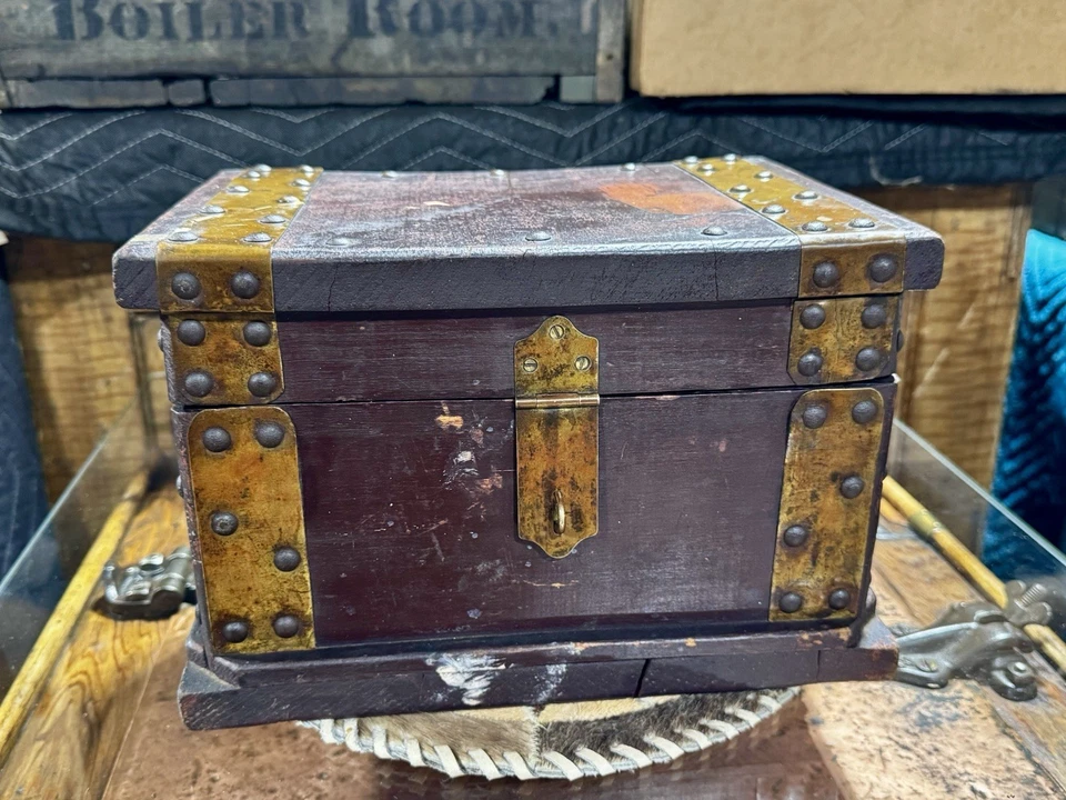 Antiguo baúl de madera tapizado cobre latón vintage muy fresco Foto 2 de 4