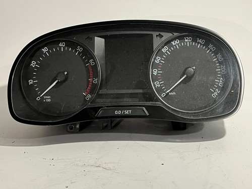 Skoda Fabia 3 6V Benzin MFA Tacho Kombiinstrument / 6V0920700A