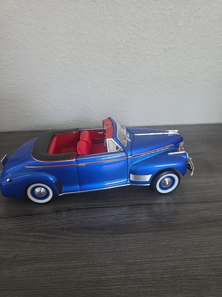 Welly 1:18 1941 Chevy Special Deluxe Convertible Metallic Blue Diecast - Image 4 of 4