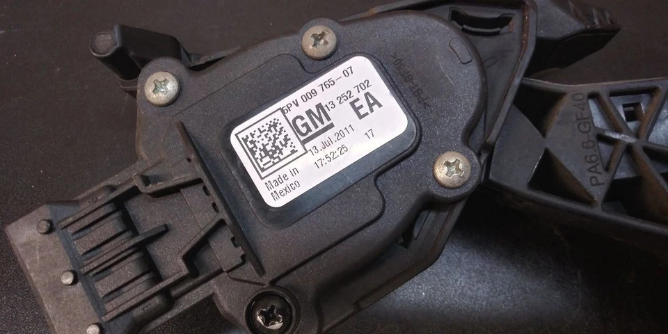 Chevrolet Volt 2012 pedal de gasolina OEM 13252702 Foto 2 de 4