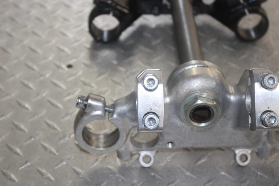 Honda Magna 700 VF700C 1984 abrazadera de horquilla delantera triple vástago de árbol 53200-MB1-700 Foto 2 de 4