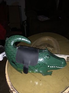 Metal alligator With Pet Leash Inside