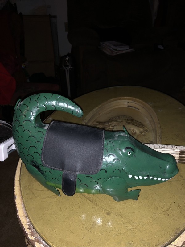 Metal alligator With Pet Leash Inside