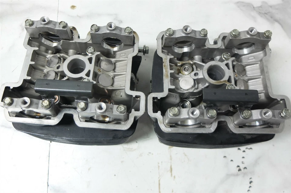 16 Hyosung GT250 GT 250 R GT250R engine cylinder heads front and rear Foto 2 de 4