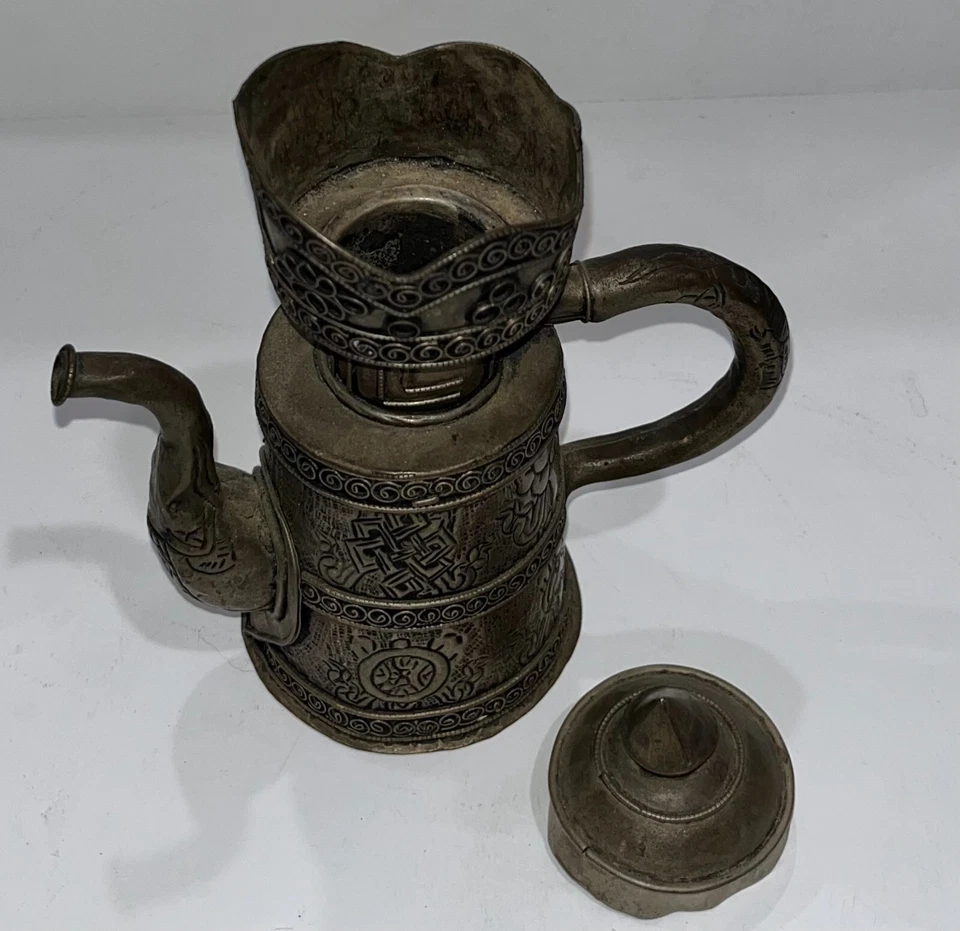 Antigua olla/lata de aceite de templo tibetano hecha a mano de principios del siglo XX Foto 3 de 4
