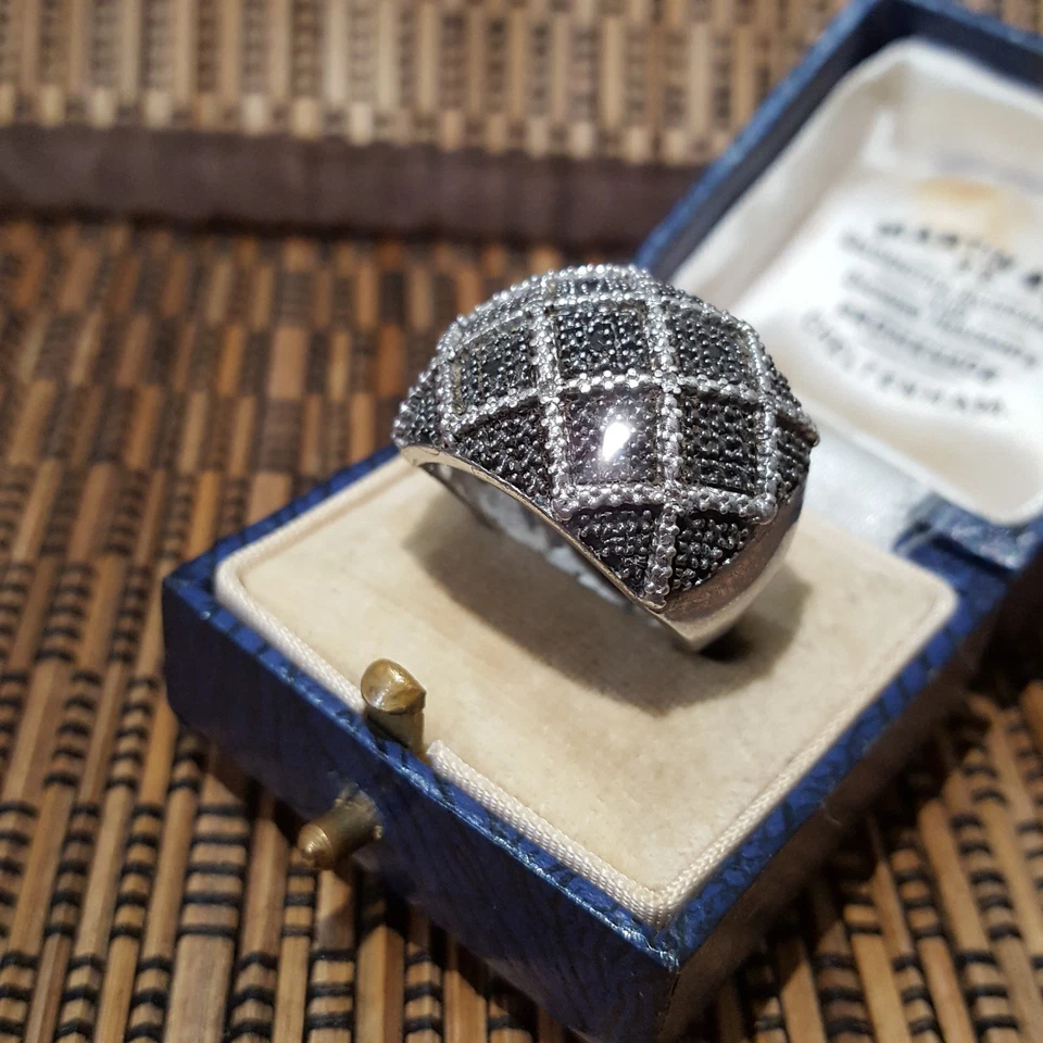 Anillo de plata de ley 925, diamantes blancos y negros genuinos, talla M.5 EE. UU. 6.5, cúpula Foto 2 de 4