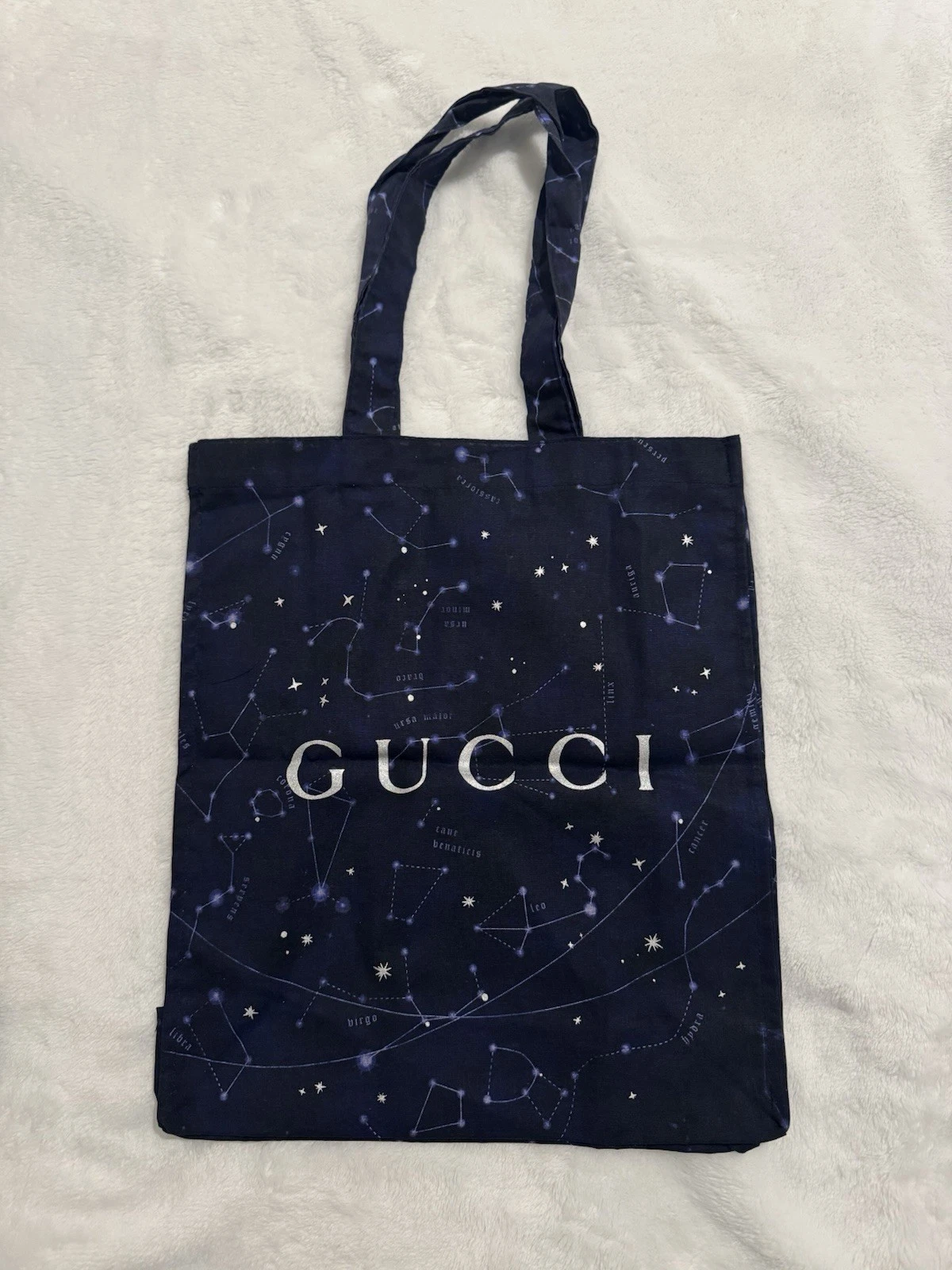 Grand sac shopping Gucci bleu marine étoiles argentées et tissu constellation