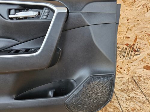 PANEL DE PUERTA CONDUCTOR DELANTERO IZQUIERDO TOYOTA RAV4 19-23 FABRICANTE DE EQUIPOS ORIGINALES CON INTERRUPTOR DE VENTANA NEGRO - Imagen 8 de 12