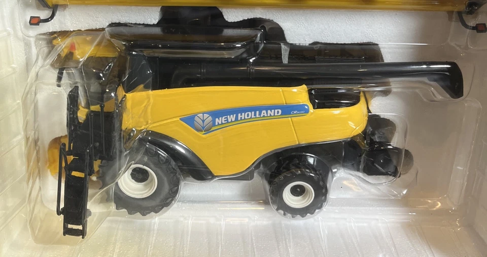 1/32 Ertl Tomy New Holland CR8090 DieCast Combine New W/ Box - Image 2 of 4