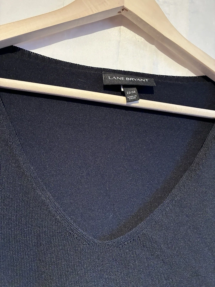 Túnica Suéter Lane Bryant 22/24 Negra Cuello en V con Inserciones en Dobladillo de Gasa a Lunares Foto 3 de 4