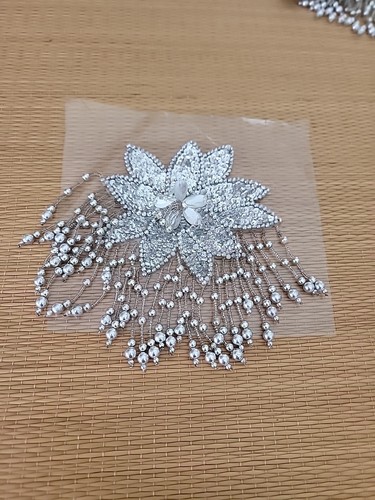 Applique Flower WITH IRRIDESCENT SEQUINS AND WHITE BEADS - Picture 3 of 6