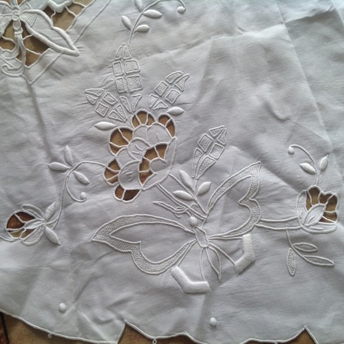 NAPPE CENTRE DE TABLE BRODÉE ( NPT04/02/8-20B ) - Photo 5/5