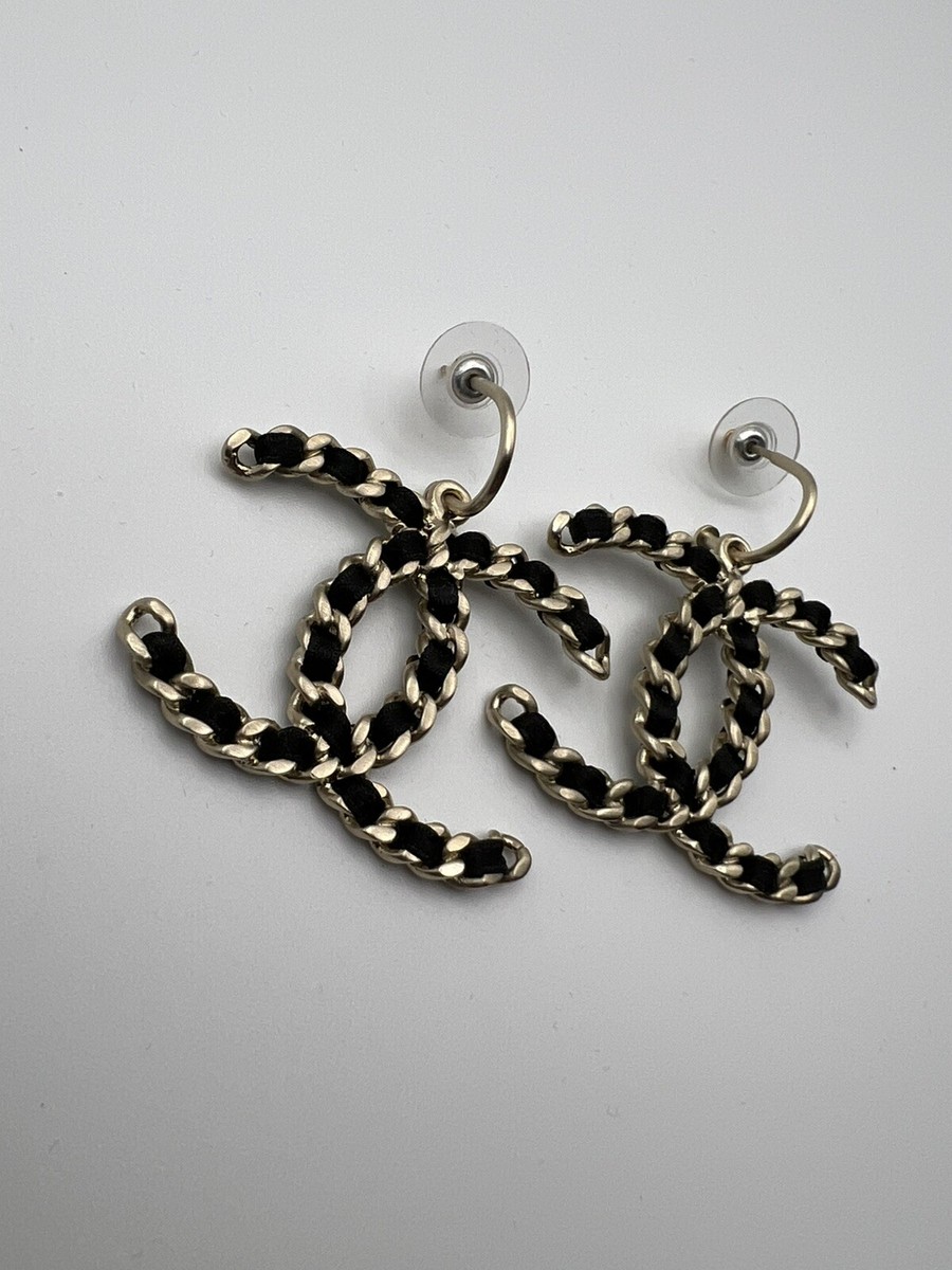 CHANEL シャネル A13 ペイント加工 CCロゴ　片耳のみ CHANEL CC Logo Black Leather Chain Earrings Gold Tone B11A