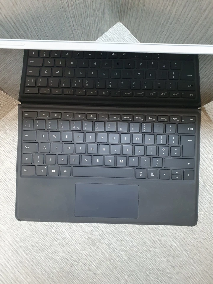 Microsoft Surface Pro (5th Gen) 12.3" M3-7Y30 4GB RAM 128GB NVMe Grade C EM1102 - Image 2 of 4