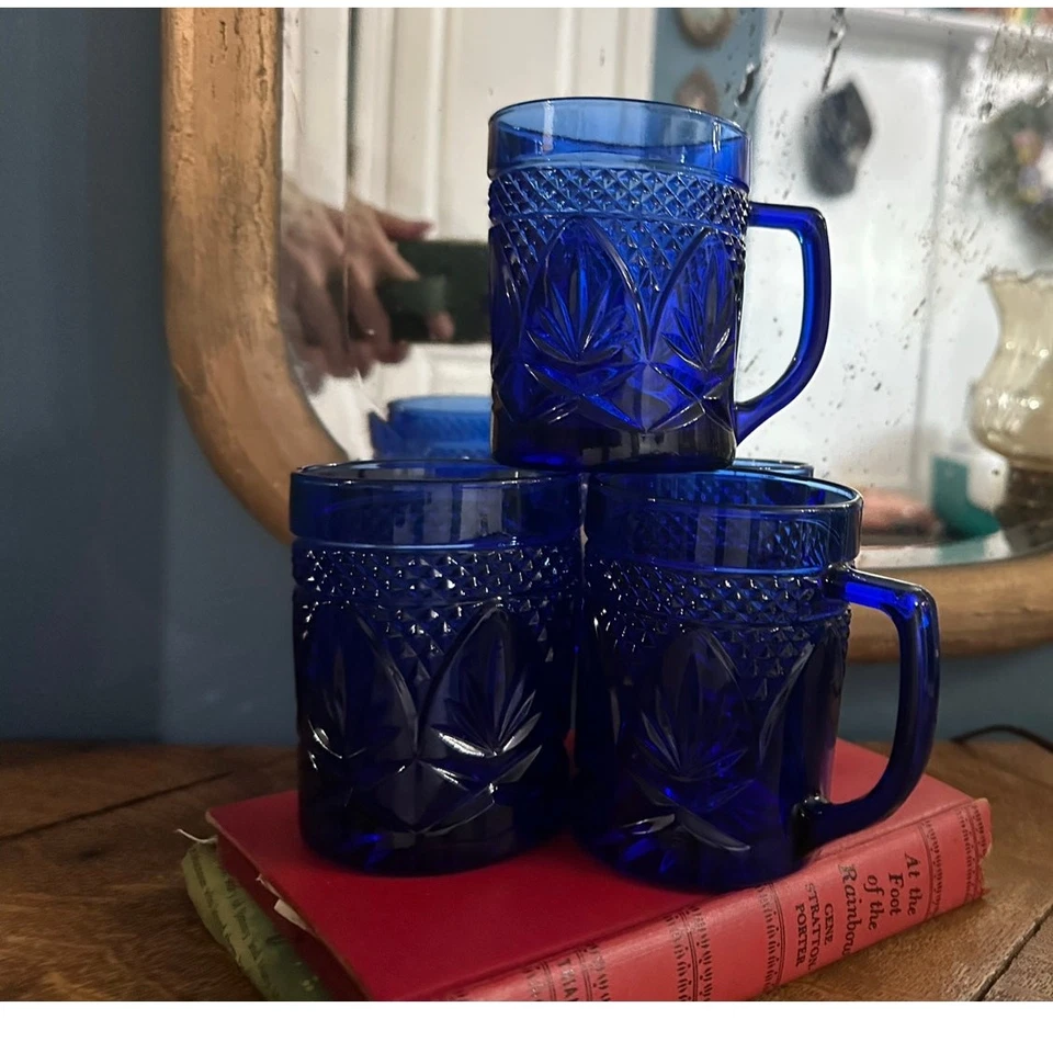 Juego de cuatro tazas de café vintage de vidrio azul cobalto para el hogar francés con patrón texturizado  Foto 2 de 4