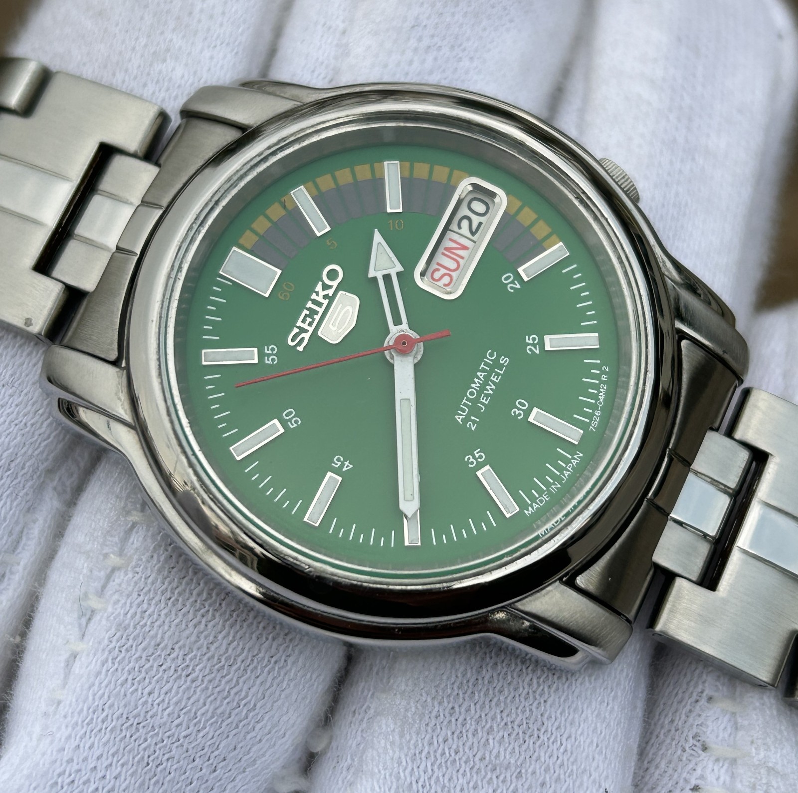 Men's Watch Vintage Analog Day/Date Green 5 Wrist Seiko Dial Japan Automatic - VintageWatches.PK Men's Watch Vintage Analog Day/Date Green 5 Wrist Seiko Dial Japan Automatic - vintagewatches.pk