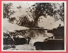 1943 Russian T-34 Tank and Tank Ridders on the Attack Original News Soundphoto