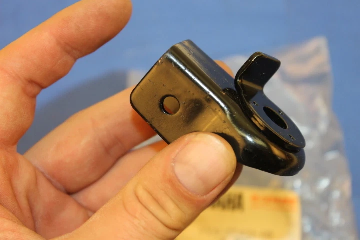 SOPORTE DE CLAVIJA IZQUIERDA EXCITADOR YAMAHA SR250 1980-82 #1 OEM # 3Y6-27432-00 Foto 4 de 4