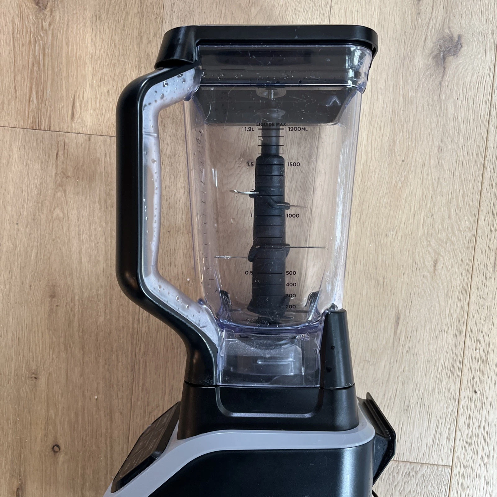 Ninja 72 oz Professional 1000W Blender CO610B WORKS GREAT
Opens in a new window or tab