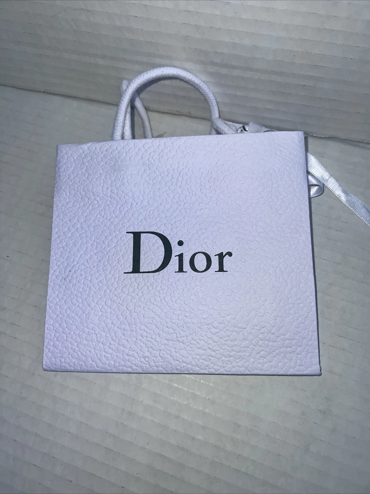 Sac cadeau Dior blanc texturé avec poignée 5,5 x 5