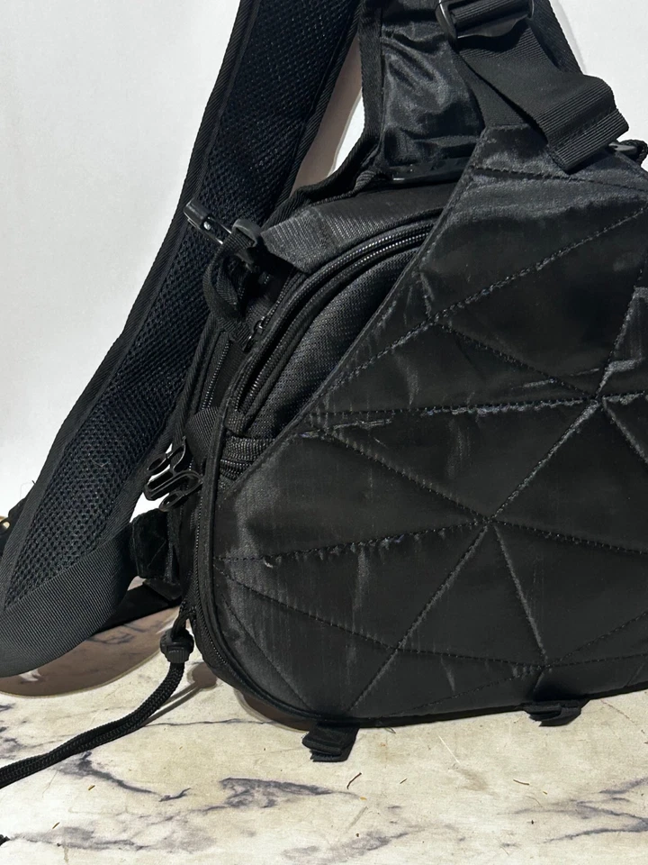 CADeN K2 Triangle CrossbodyDSLR Splashproof Nylon Camera Bag - Image 2 of 4