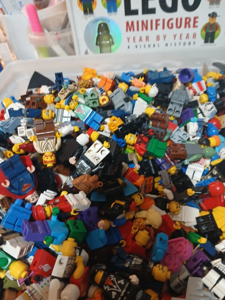 LEGO LOT OF 15 RANDOM MINIFIGURES GREAT VARIETY PEOPLE CITY TOWN SPACE VINTAGE? - Image 4 of 4