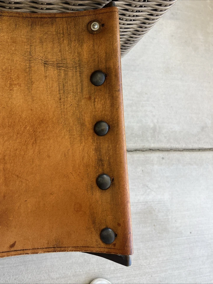 Antiguo taburete plegable de hierro forjado y cuero estilo Morgan Cole Foto 4 de 4