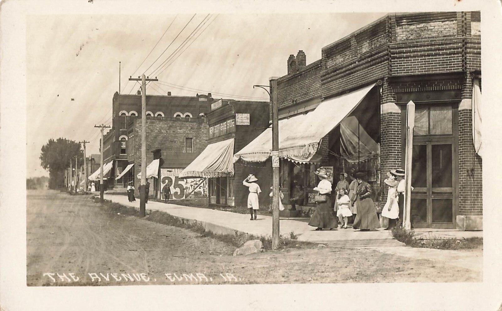 (PC) REAL PHOTO, STORES ALONG THE AVENUE, ELMA IOWA, POSTCARD pg5233