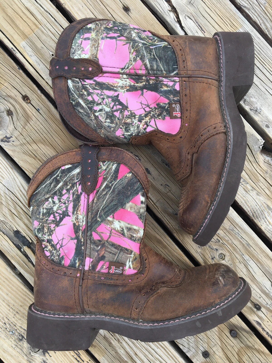 Pink camo hotsell hiking boots
