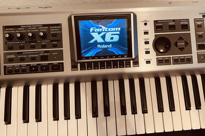 Roland Fantom X6 Elektrisches Keyboard/Synth 61 Tasten Sampling mit Koffer