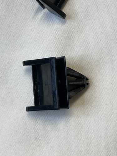 OEM GM Lower Molding Retainer-Rocker Panel Extension Molding 10445899 lot of 6 - Picture 3 of 5