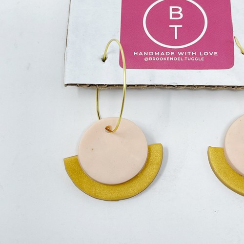 Orecchini Brooke Noel Tuggle fatti a mano argilla cerchio mezza luna tono oro cerchio rosa - Foto 4 di 5