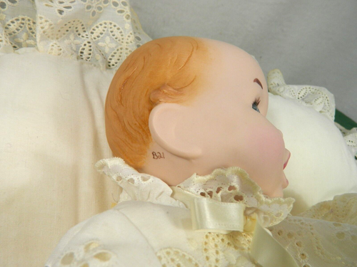 PORZELLAN BABY PUPPE 14 ZOLL NIEDLICH BLAUÄUGIG im TAUFKLEID AUF KISSEN GEBRAUCHT - Bild 3 von 12