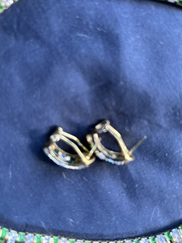 Collar de diamantes y esmeraldas de imitación con pendientes a juego Foto 4 de 4