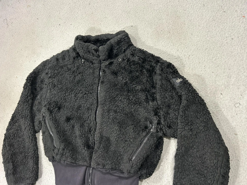 Alo Yoga Jacket Womens Small Black Foxy Sherpa Faux Fur Zip Pockets Cropped - Image 2 of 4