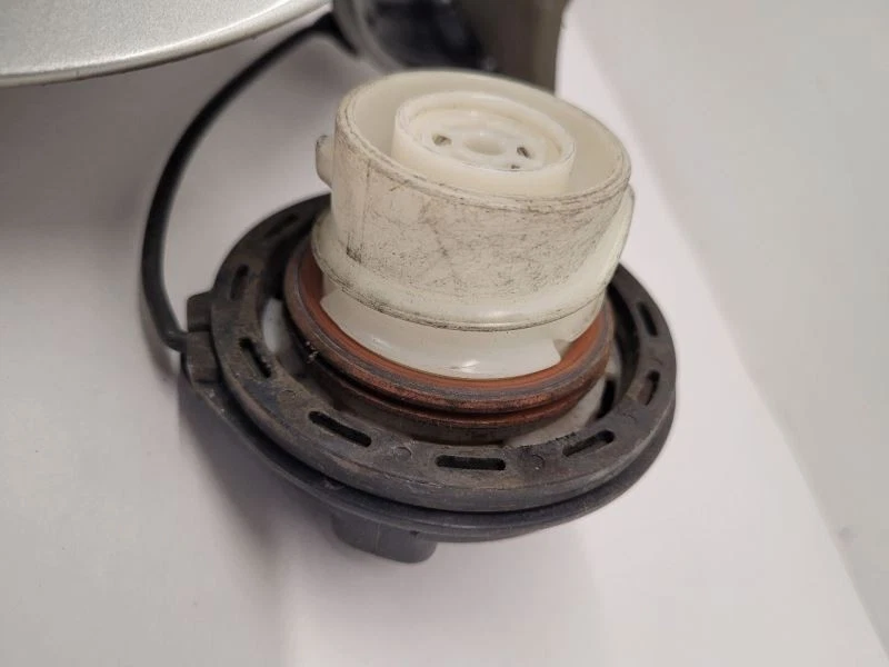 Ford Taurus X 2008-2009 puerta de llenado de combustible plateada 5F9Z74405A26AA Foto 3 de 4